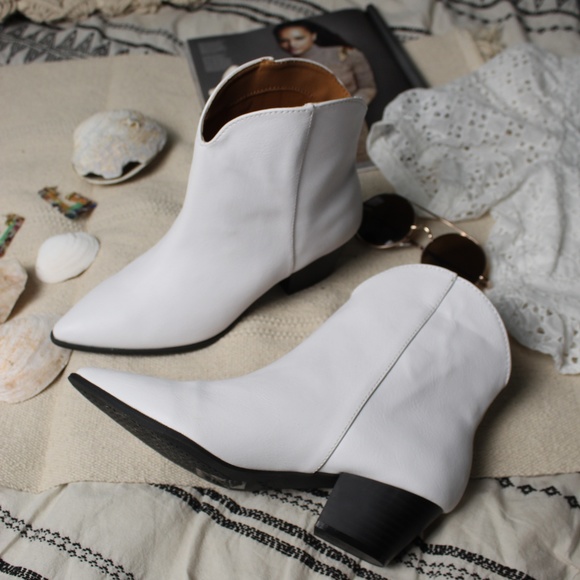 🆕️//The Gia// White western style bootie - Picture 2 of 8